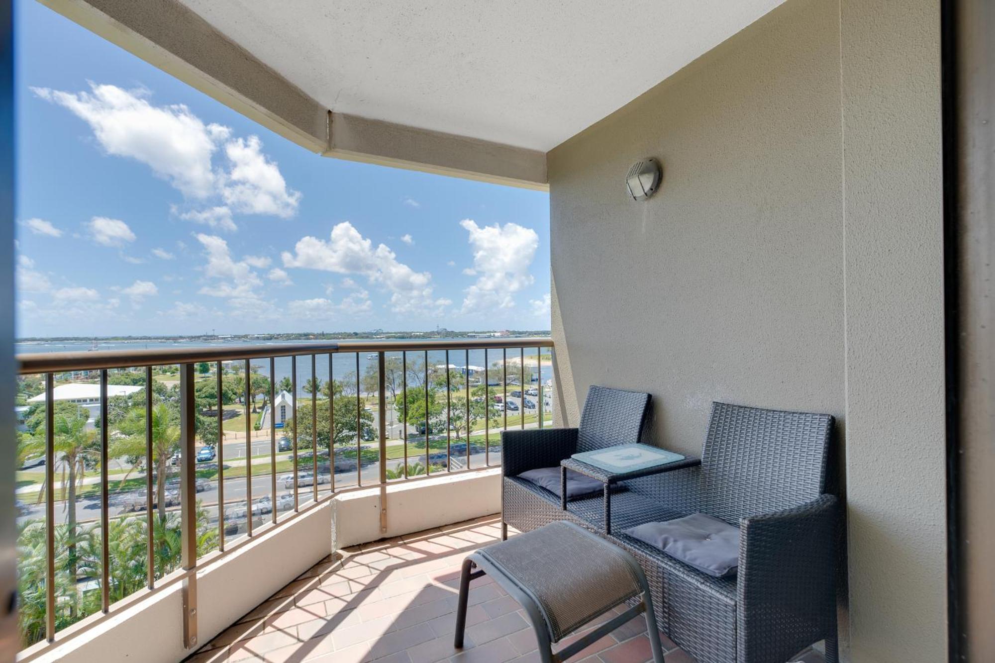 Paradise! 2br In The Heart Of Gc With Ocean Views *