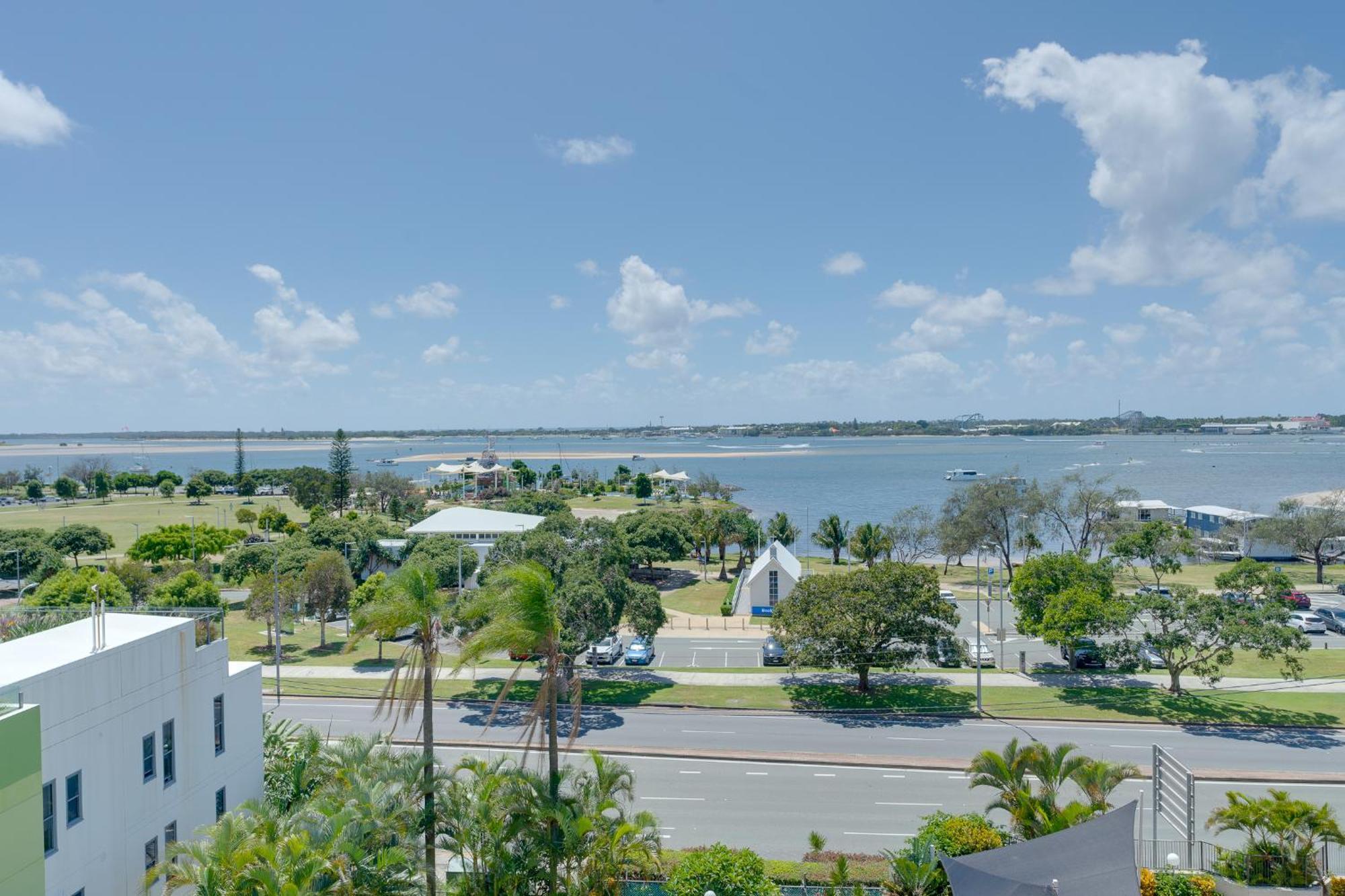 Paradise! 2br In The Heart Of Gc With Ocean Views Apartment