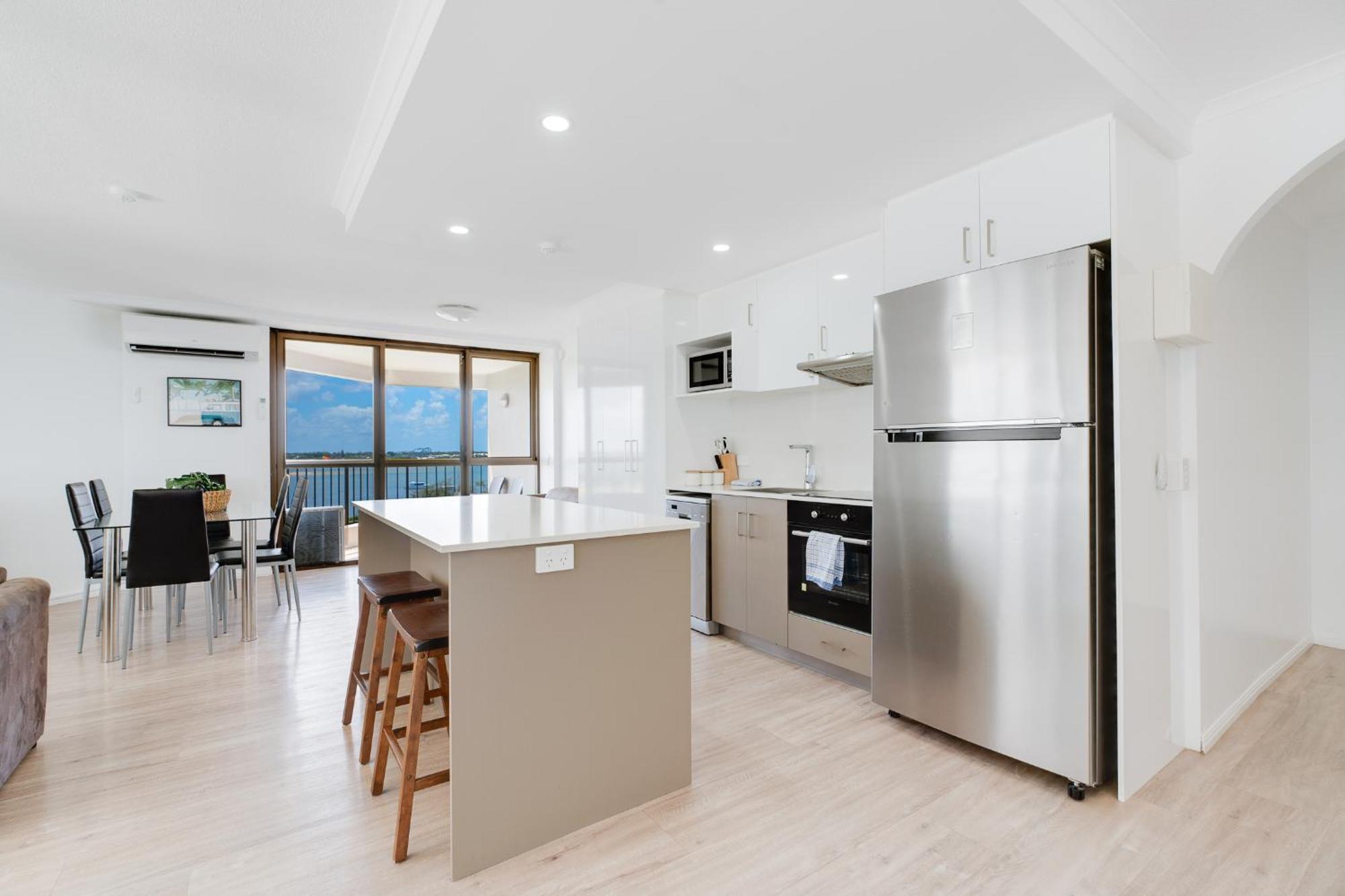 Apartment Paradise! 2br In The Heart Of Gc With Ocean Views *